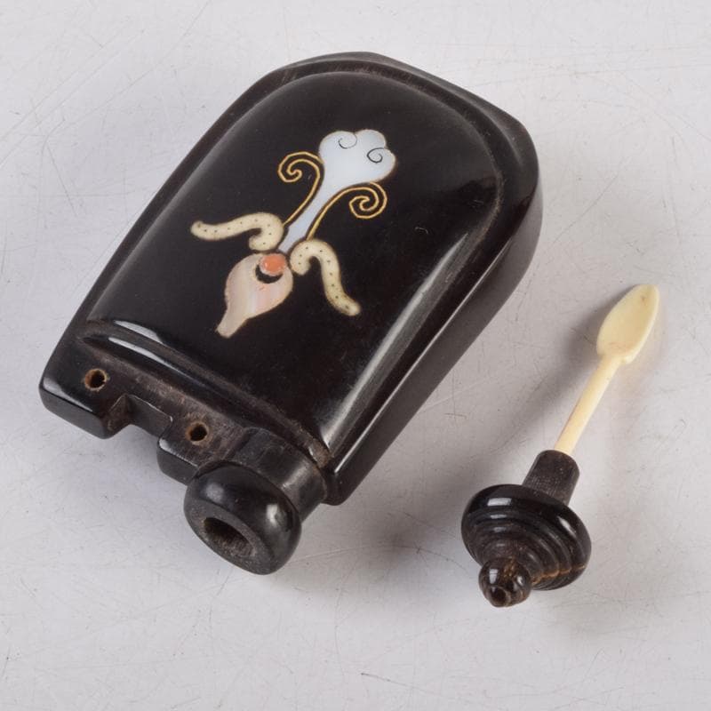 中国 牛角製 玉石螺鈿装飾 漢詩刻 鼻煙壷 木製台付 M 9430