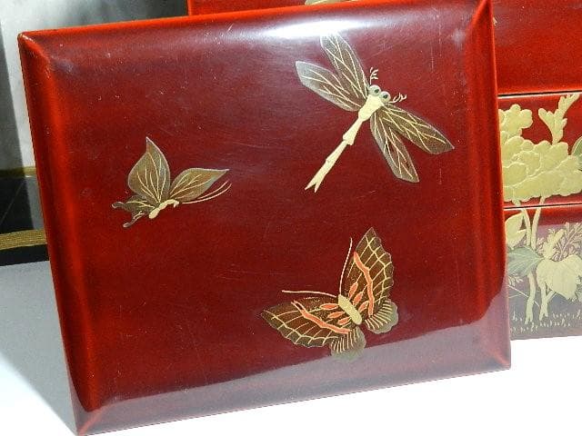 年代物の蓋付き四段重ね蒔絵菓子箪笥（蜻蛉蝶・牡丹菊蒔絵）