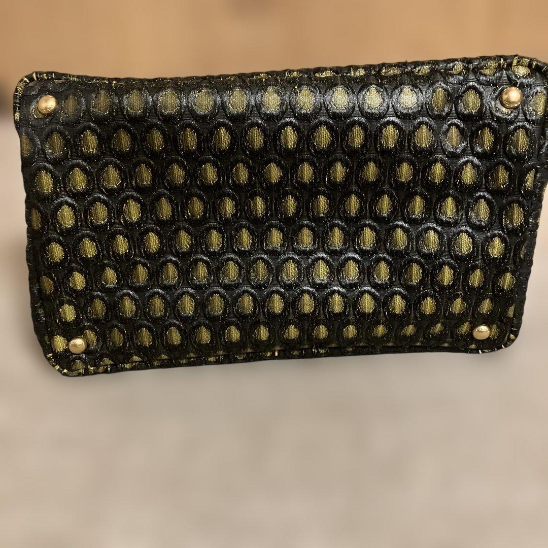 プラダ　黒と金のドット模様ハンドバッグ