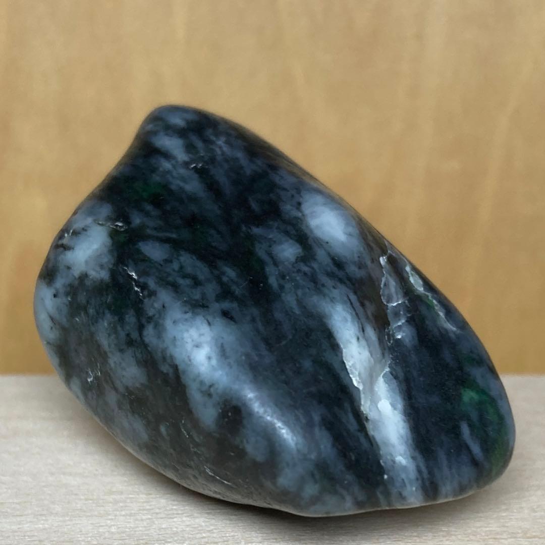 糸魚川翡翠　黒×白×濃い緑　黒翡翠　海石　翡翠輝石　原石　57.0ｇ