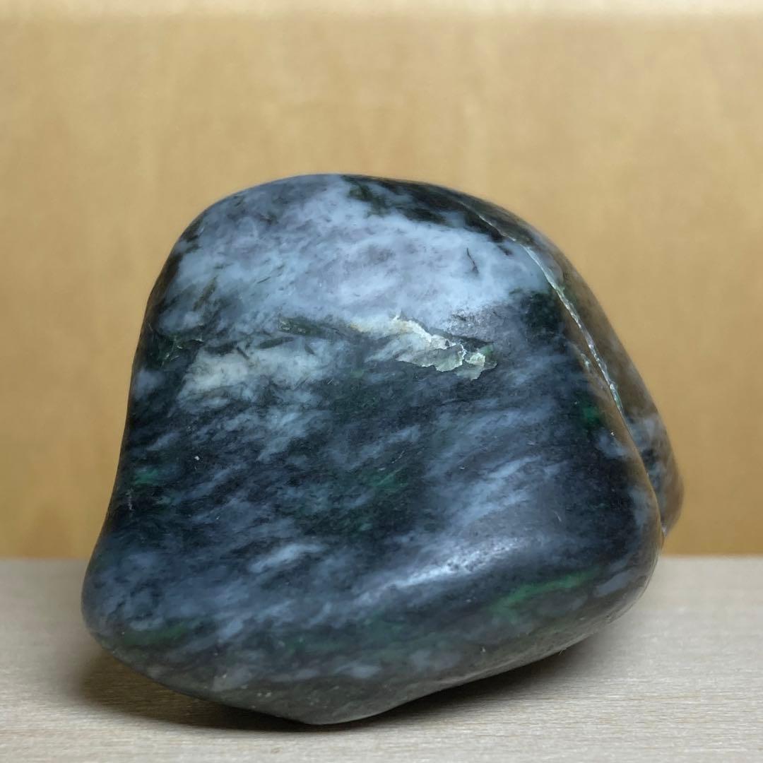 糸魚川翡翠　黒×白×濃い緑　黒翡翠　海石　翡翠輝石　原石　57.0ｇ