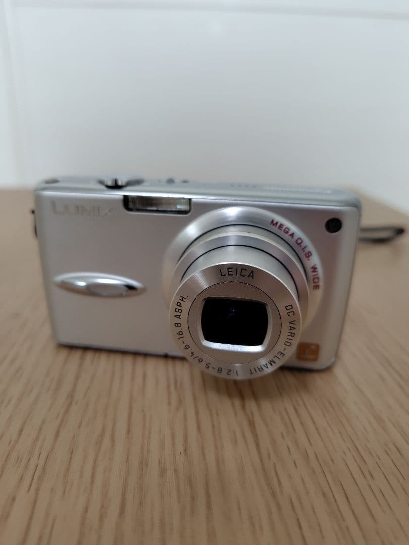 LUMIX DMC-FX01 シルバー 本体とバッテリー Panasonic LUMIX DMC-FX01