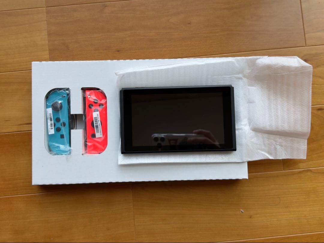 青と赤のジョイコンを備えたNintendo Switch本体 付属品完備