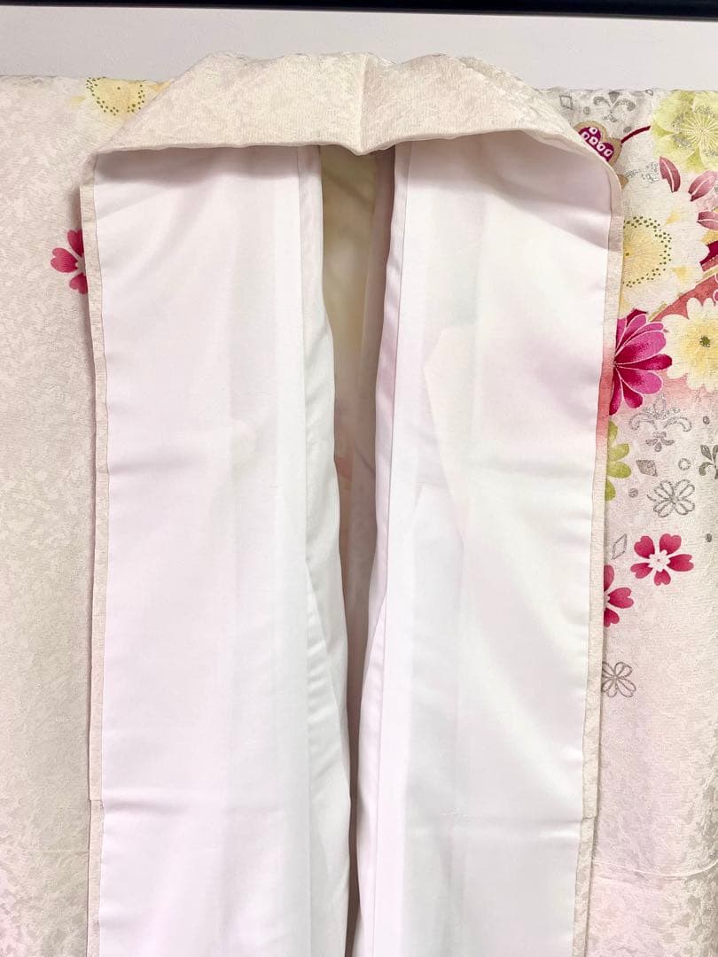 振袖］正絹 やわらかい白 生成り 桜 牡丹 蝶 箔 成人式 ママ振り 振り袖