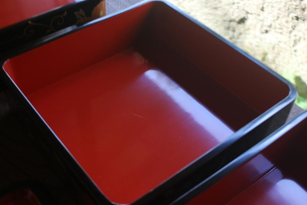 デッドストック！端正な内朱黒漆に優美な菊唐草蒔絵の映える台付二段重（検重箱お重