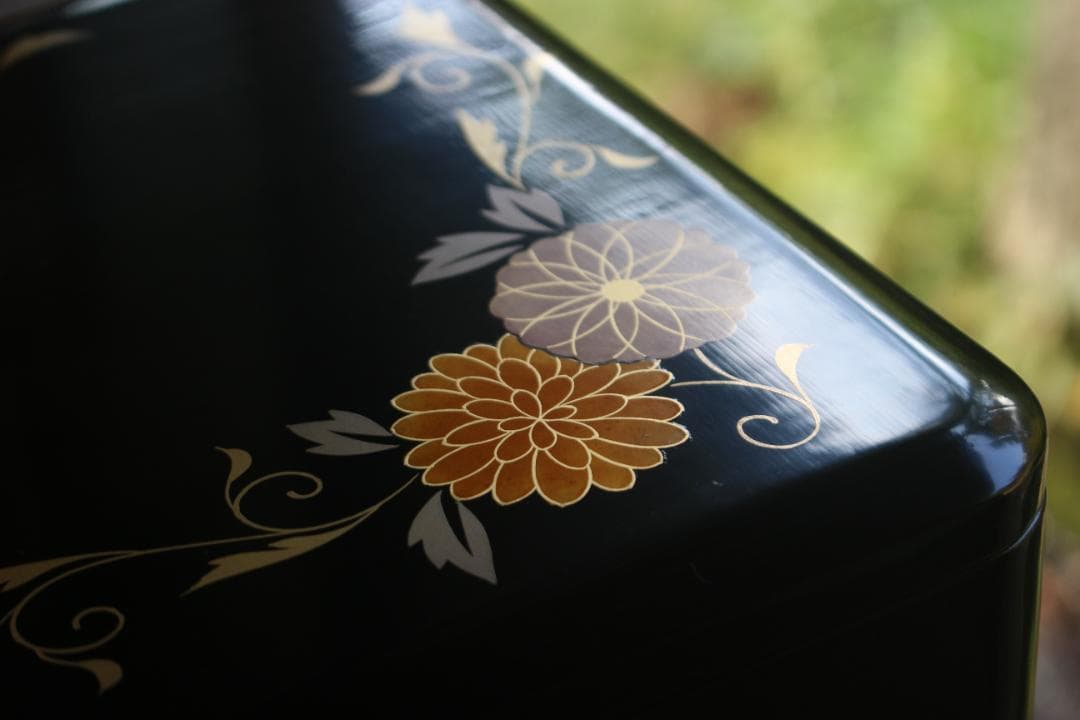 デッドストック！端正な内朱黒漆に優美な菊唐草蒔絵の映える台付二段重（検重箱お重