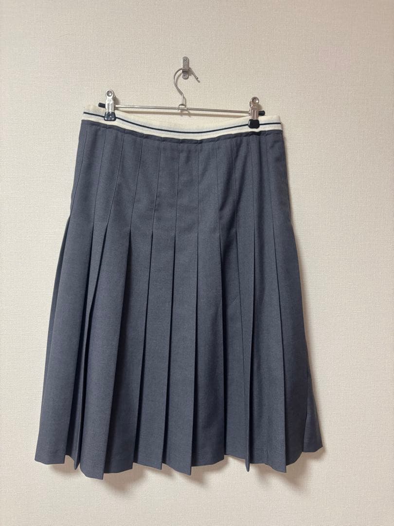 GROVEフロントロゴ プリーツスカートミディ丈　グレー