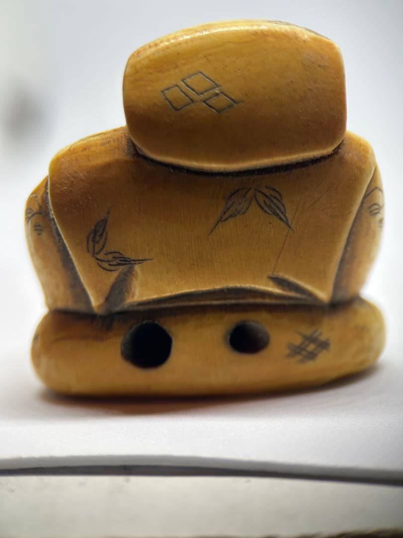 人物根付 二体揃 在銘「千広」「白之」 牙風彫刻 時代根付 骨素材