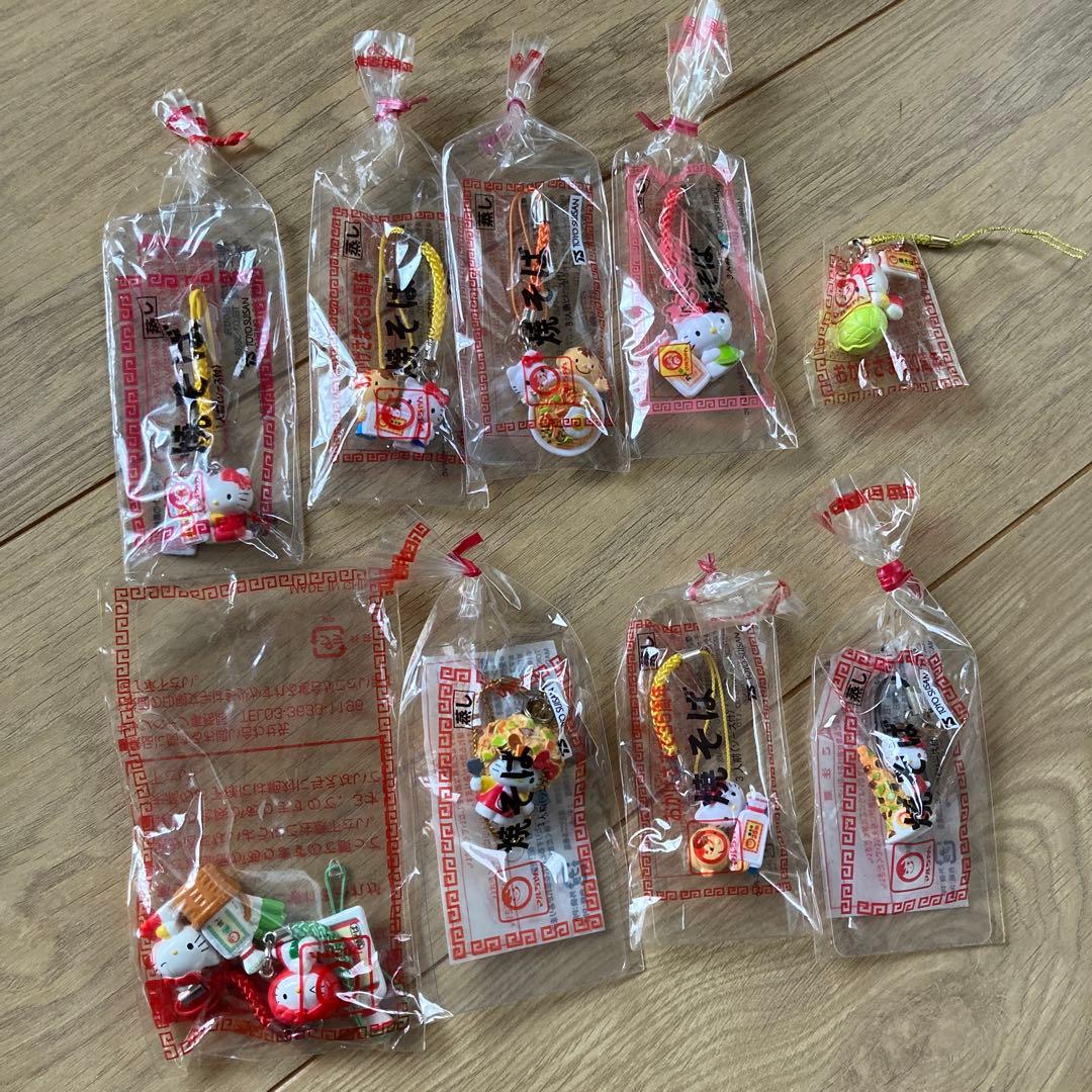 ハローキティご当地ストラップ&タオル約64点