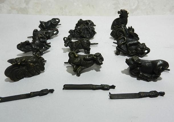 中国骨董動物南京錠１２体（希少な十二支揃） ぽれぽれえとセット 十二支＋白台座つき【T-Lab.】 - やさしいおみせ