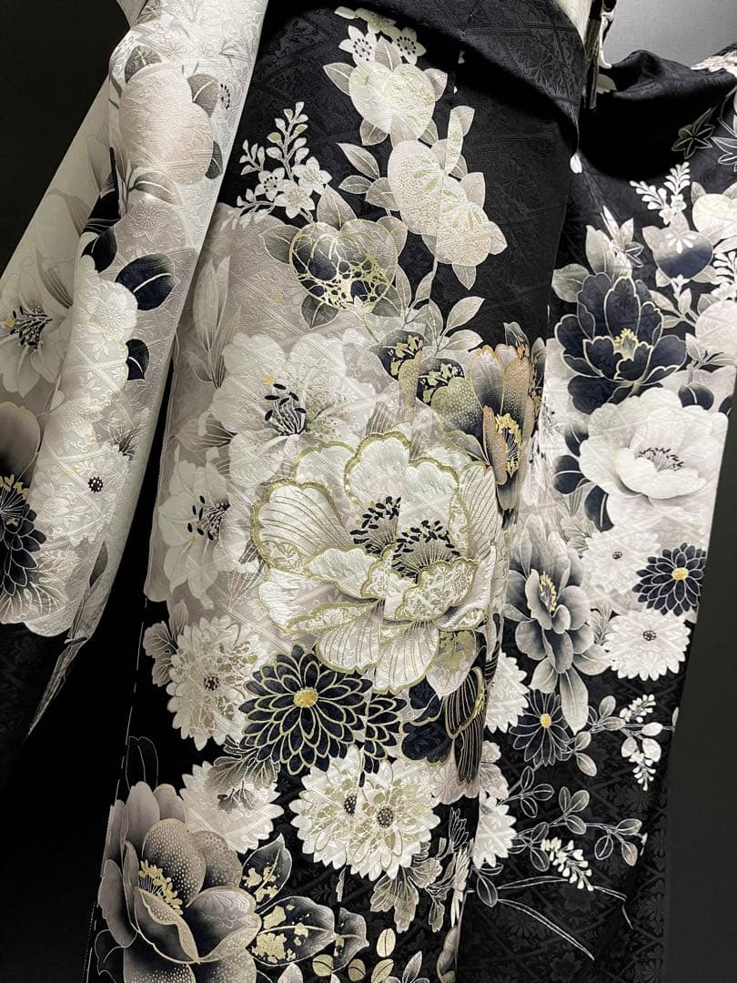 クール系モノトーンコーデ 振袖・訪問着にも【白金彩刺繍振袖◇吉祥花】