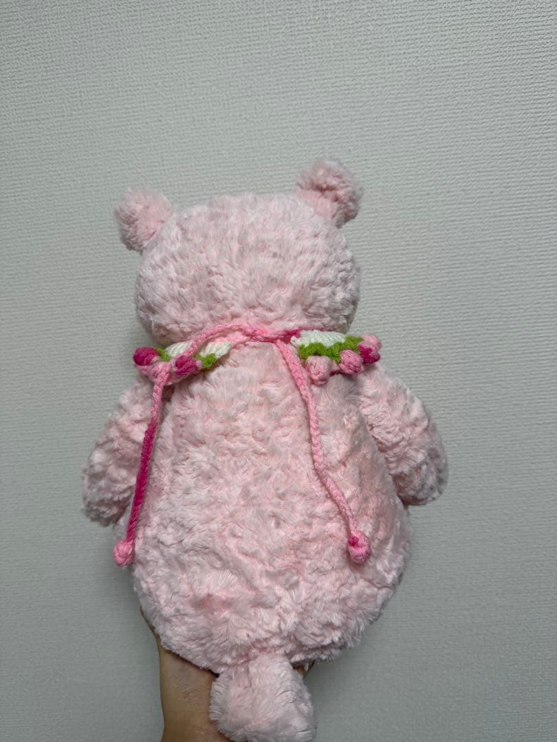 ピンクのクマのぬいぐるみ