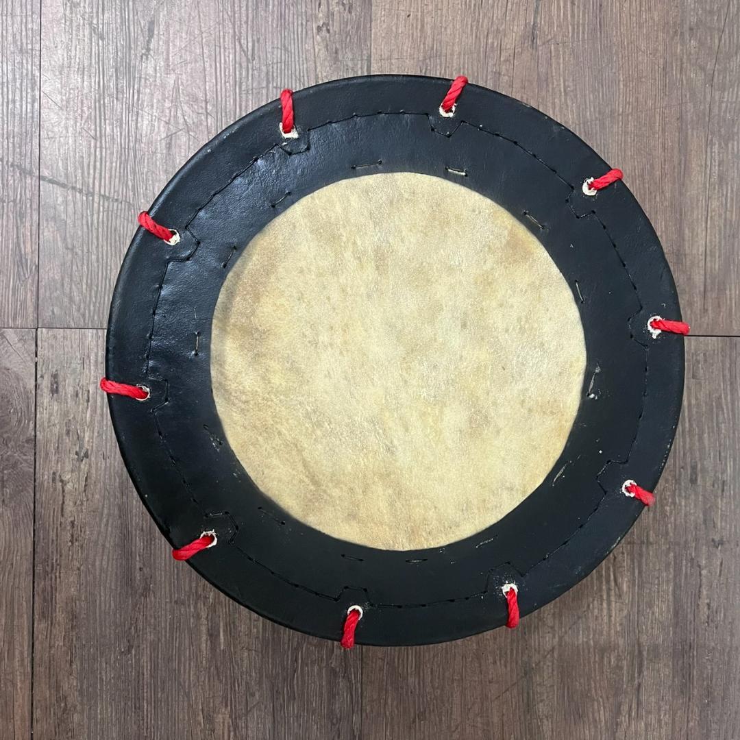 新品】【蔵出し】締め太鼓 牛革 和太鼓 バチ付 台付 平太鼓 入門用