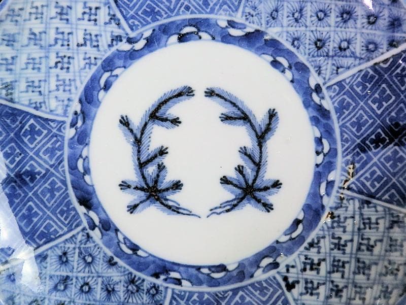 古伊万里 染付 菊花四方襷紋に若松の図 6寸皿 A361A-