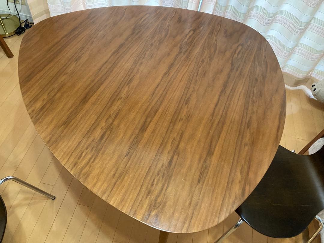 ブラウンの木製三角形テーブルと椅子セット