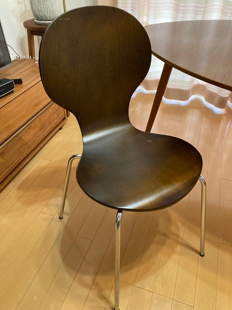 ブラウンの木製三角形テーブルと椅子セット