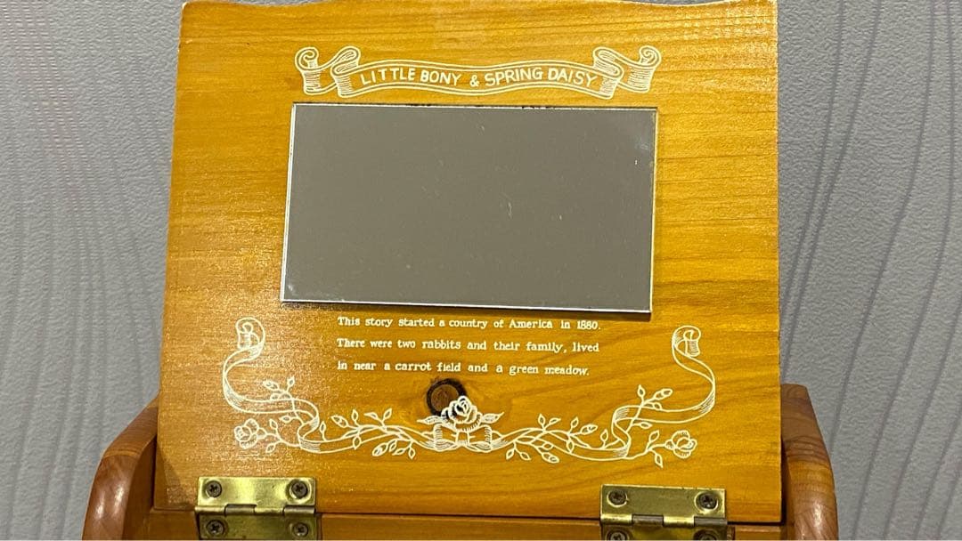 ウサギのフィギュア付き木製オルゴール