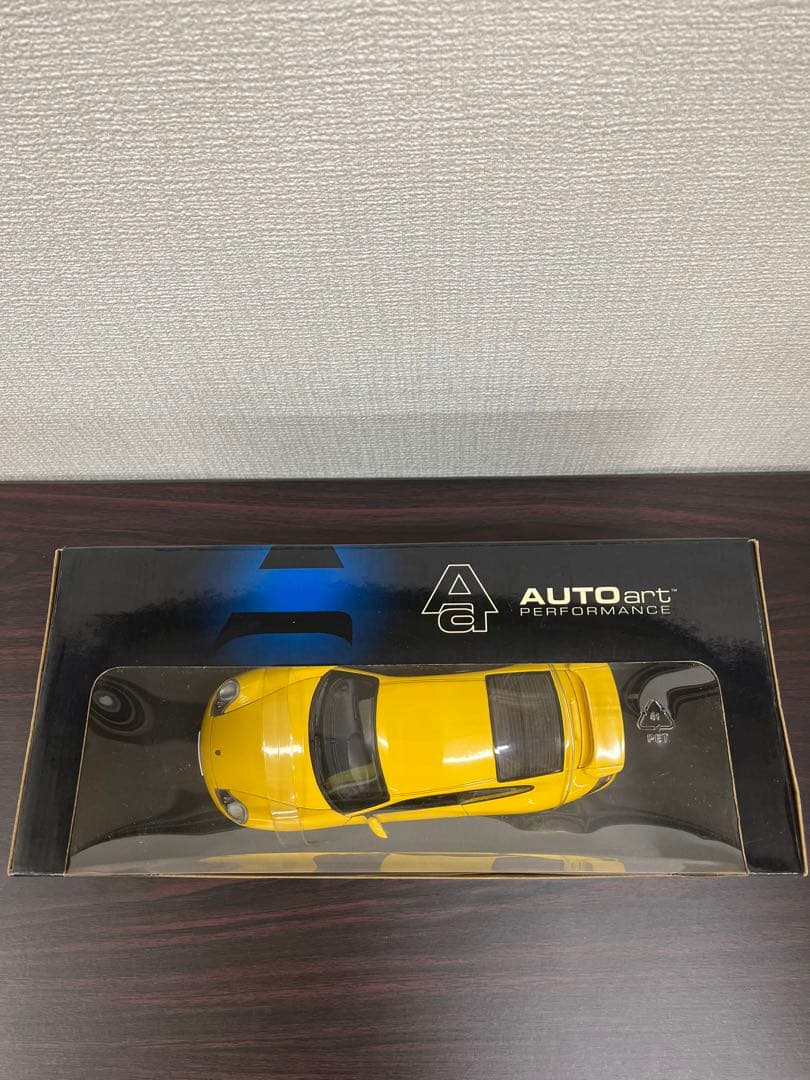 オートアート1/18 ポルシェ911GT3 イエロー