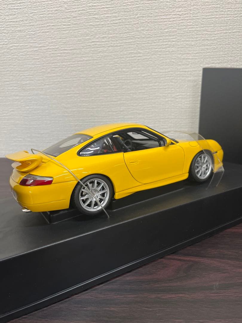 オートアート1/18 ポルシェ911GT3 イエロー