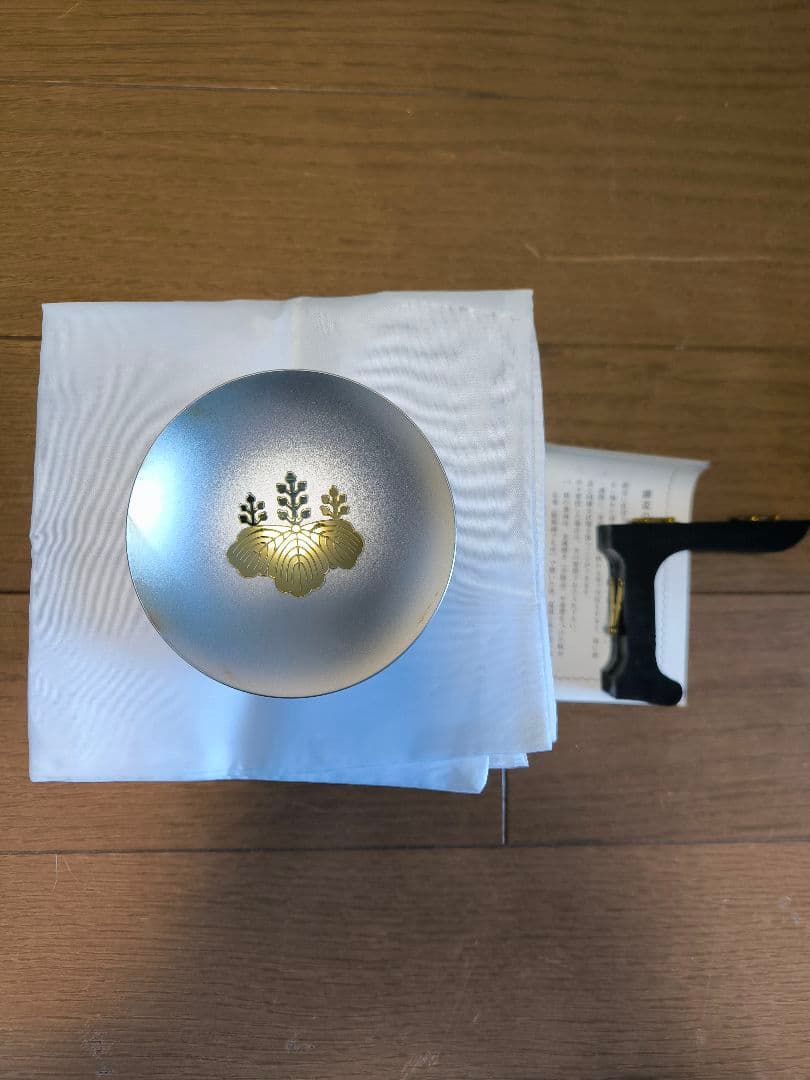 現在高騰中 純銀999 68g】防衛大臣 永年勤続表彰記念銀杯 桐紋 台座箱