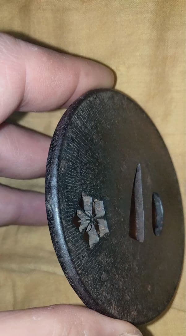 鉄地大鍔　鐔　(甲冑師　梅透かし)　阿弥陀鑢　室町〜江戸時代　箱付き