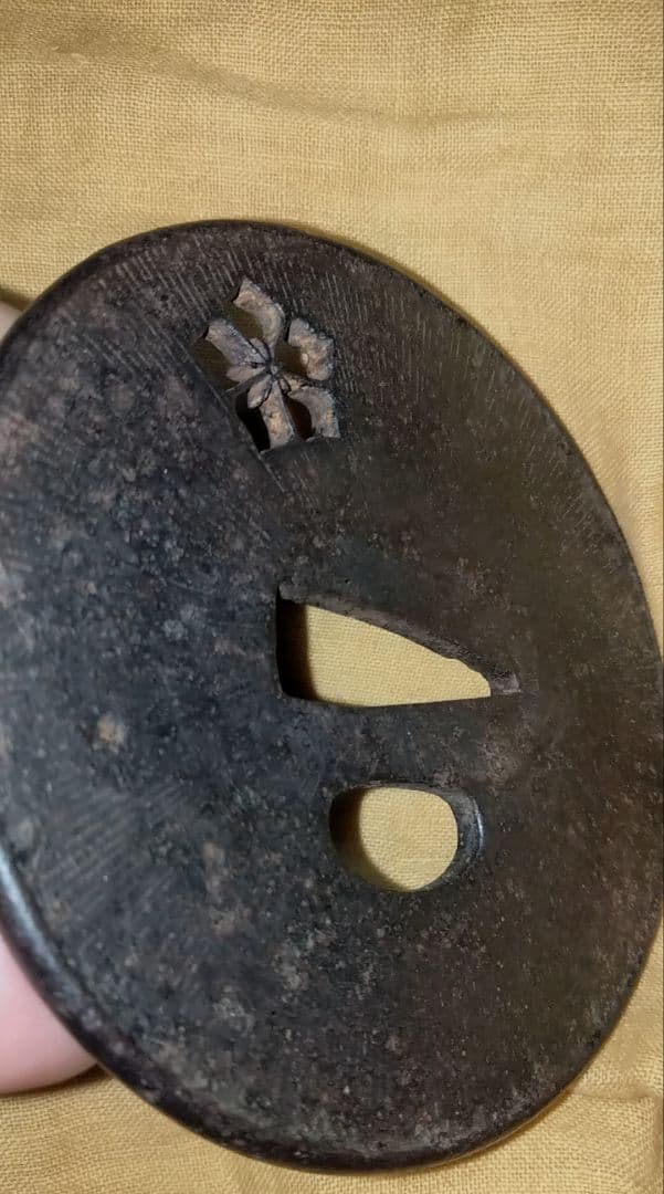 鉄地大鍔　鐔　(甲冑師　梅透かし)　阿弥陀鑢　室町〜江戸時代　箱付き