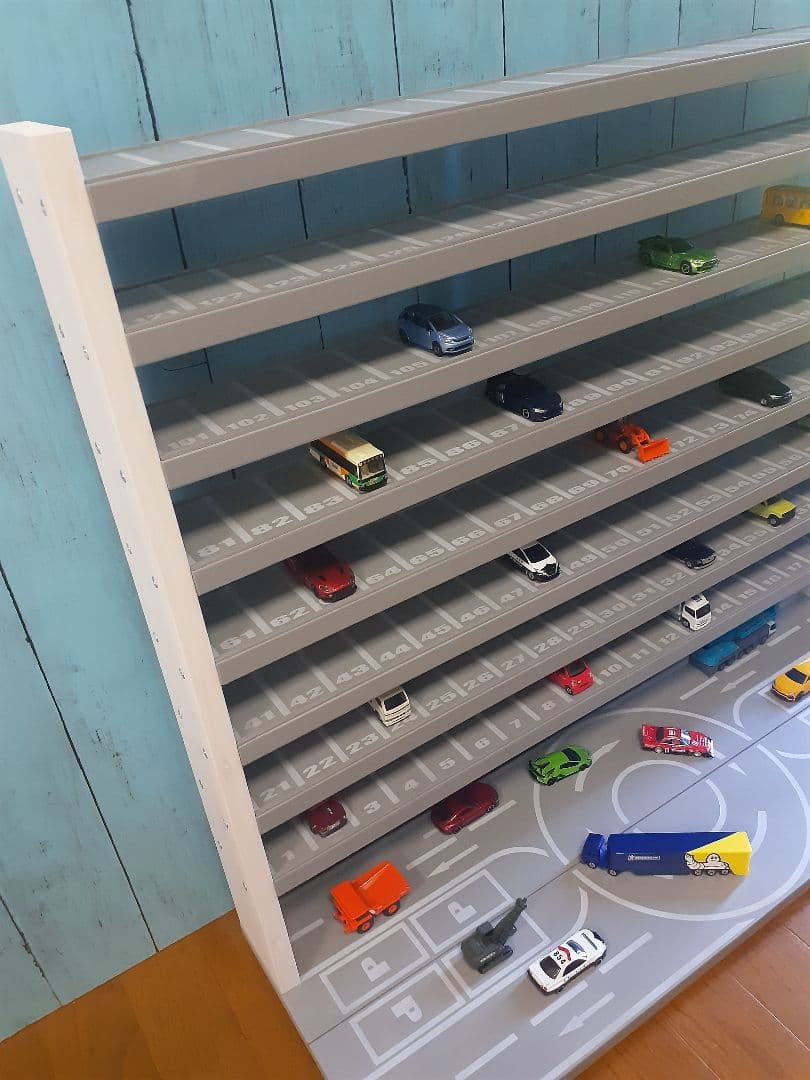 自作ミニカー収納棚9段168台ロータリー交差点付き
