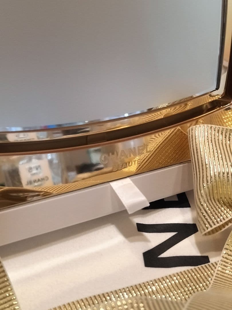 ❣️CHANEL♡ゴ―ルドスタンドミラ―海外限定＆缶バッジ♡スヌーピー様❣️