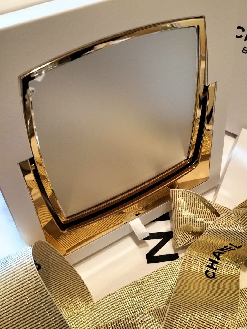 ❣️CHANEL♡ゴ―ルドスタンドミラ―海外限定＆缶バッジ♡スヌーピー様❣️