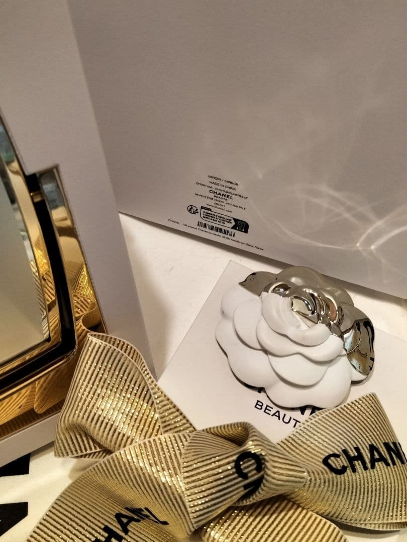 ❣️CHANEL♡ゴ―ルドスタンドミラ―海外限定＆缶バッジ♡スヌーピー様❣️