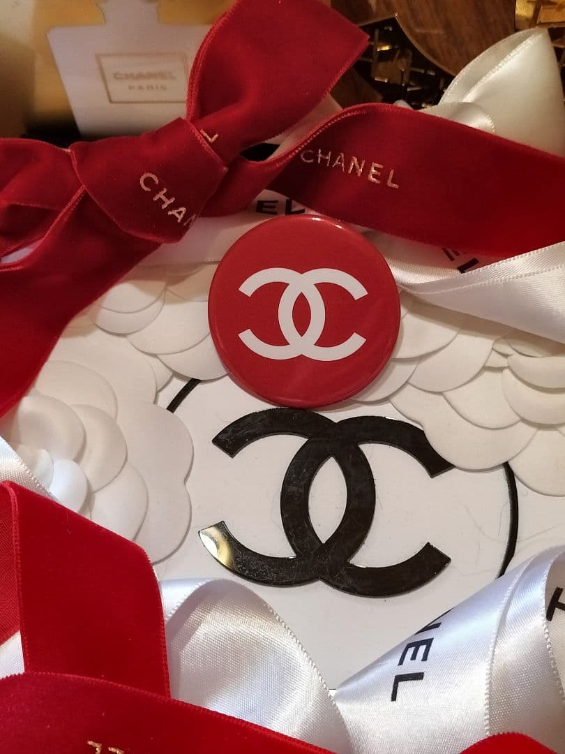 ❣️CHANEL♡ゴ―ルドスタンドミラ―海外限定＆缶バッジ♡スヌーピー様❣️