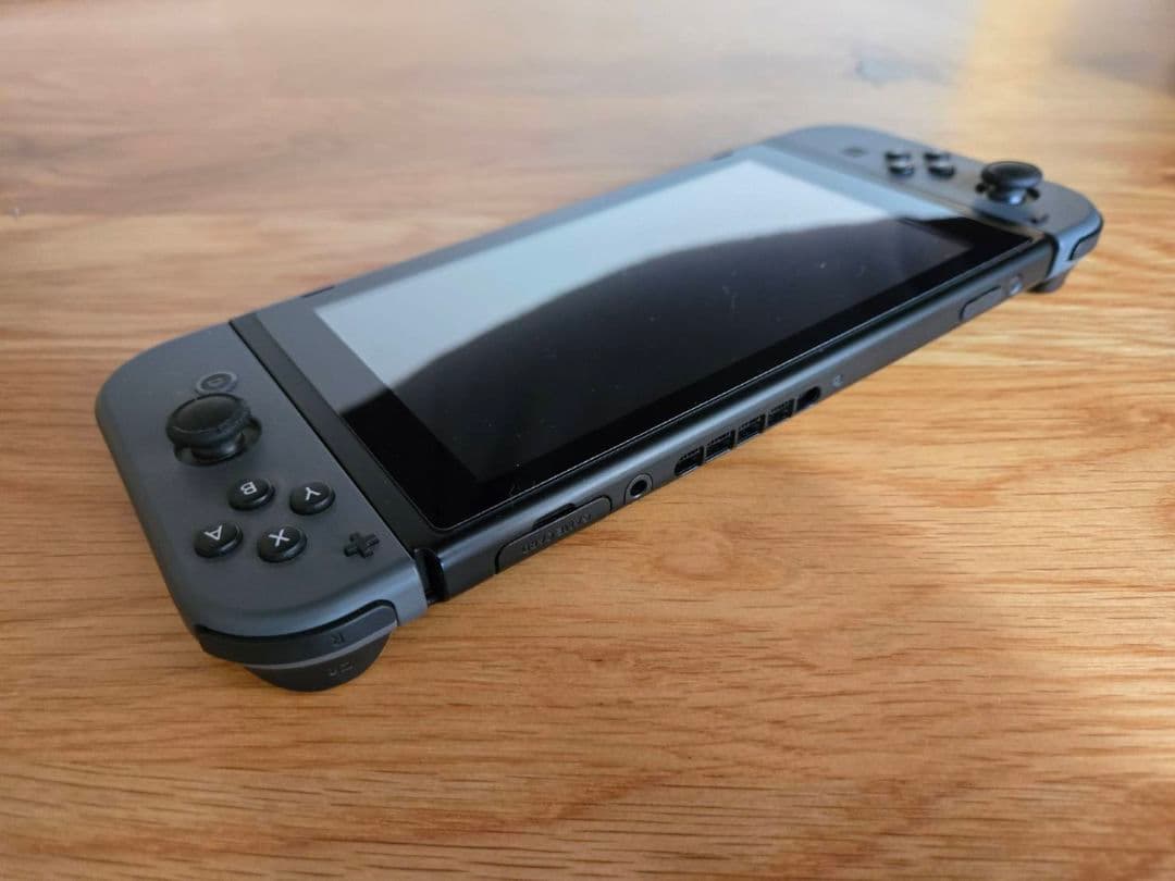 Nintendo Switch 本体(Joy-Conグレー) セミハードケース付