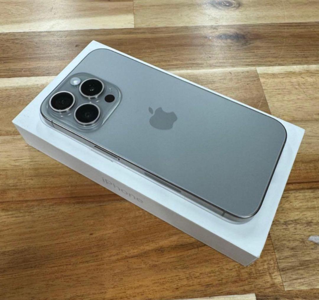 美品 iPhone 15 Pro 128gb SIMフリー版