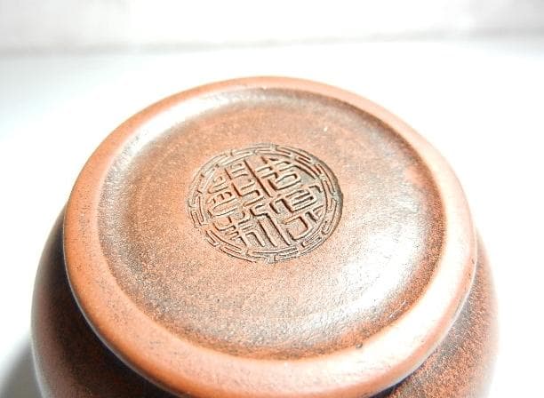 宜興紫砂壷（底款「周箕能制」、高さ5．5cm、幅幅9．5cm、容量