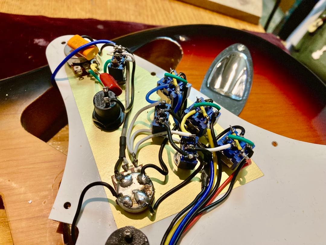 ☆新機能満載　3つのピックアップを多彩に組合せできるBUSKERS ST