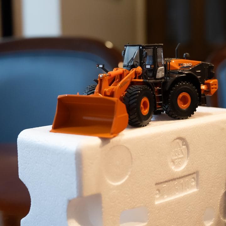 HITACHI ZW310 ホイルローダー 1/50スケール