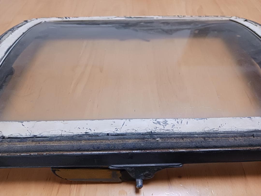 B29爆撃機の部品（窓ガラス）