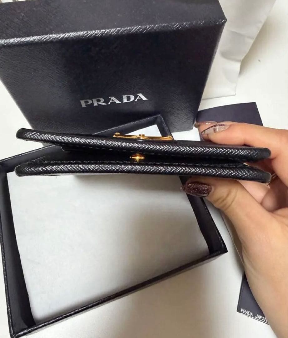 美品PRADA 二つ折り財布 黒 ナイロン　ゴールドロゴ