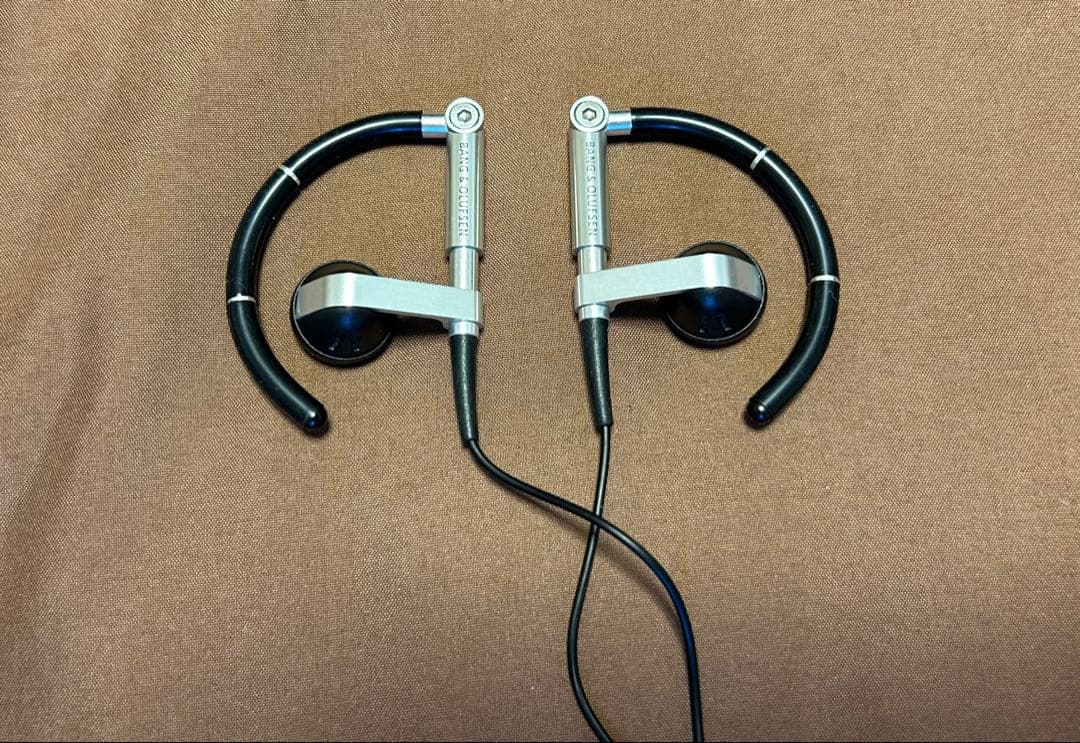 Bang & Olufsen 有線イヤホン レザーケース付きの通販｜sithltd.com