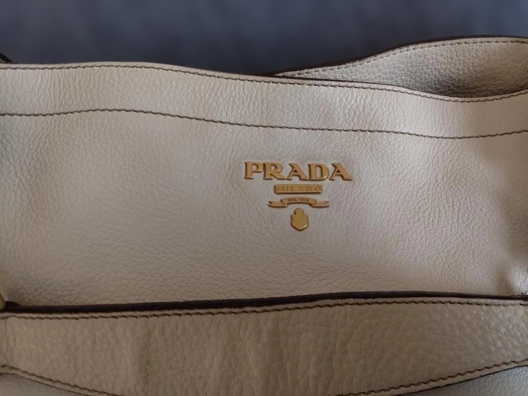 PRADA ホワイトレザー ショルダーバッグ