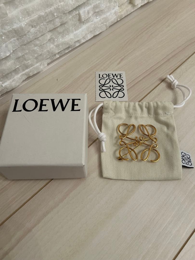 LOEWE ゴールド ブローチ アナグラム ブローチ ゴールド - LOEWE Japan official website