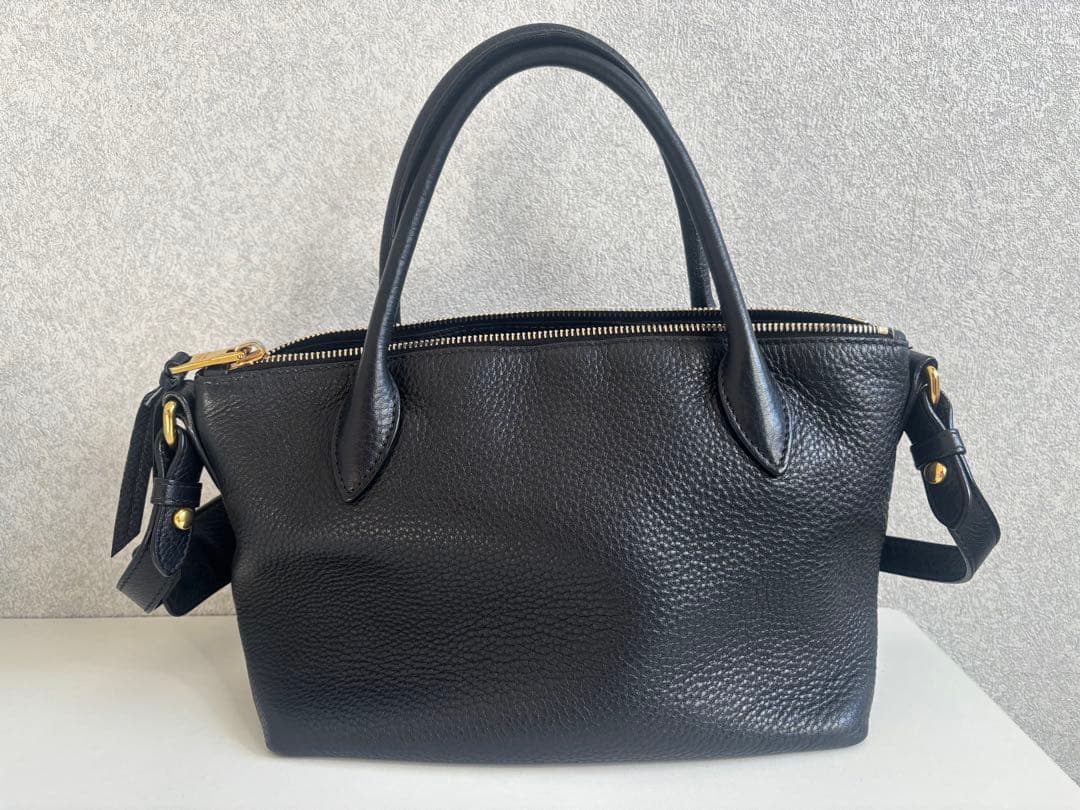 PRADA ブラック レザー ショルダーバッグ