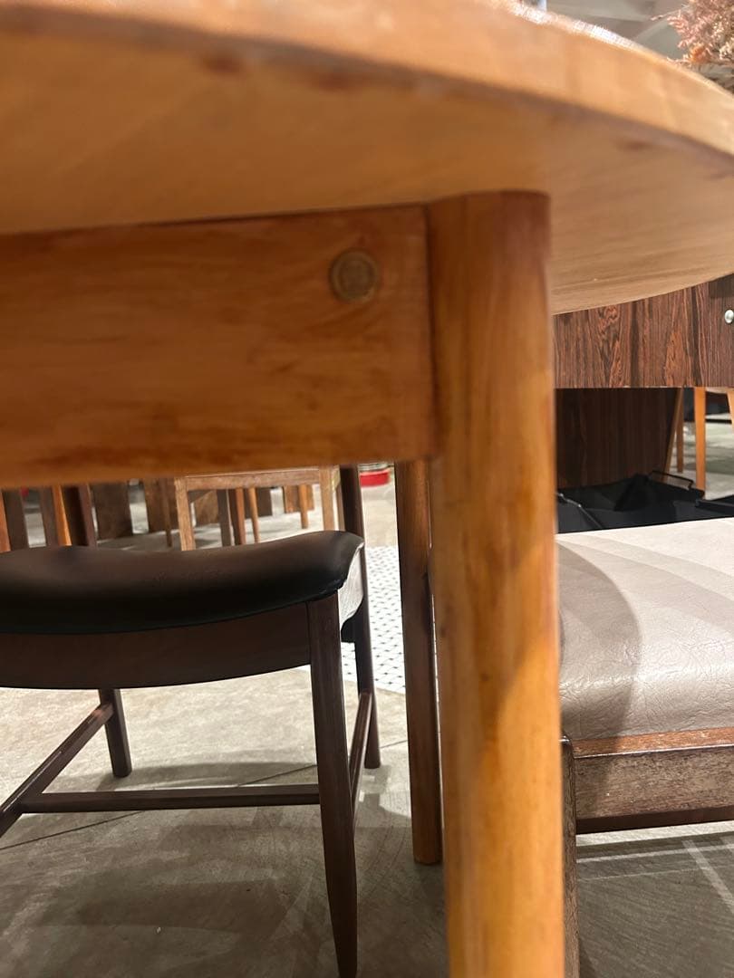 アーコール円形木製ダイニングテーブル