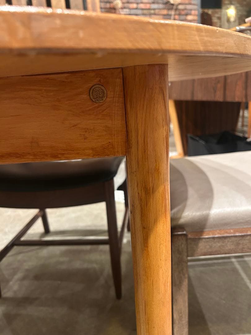 アーコール円形木製ダイニングテーブル