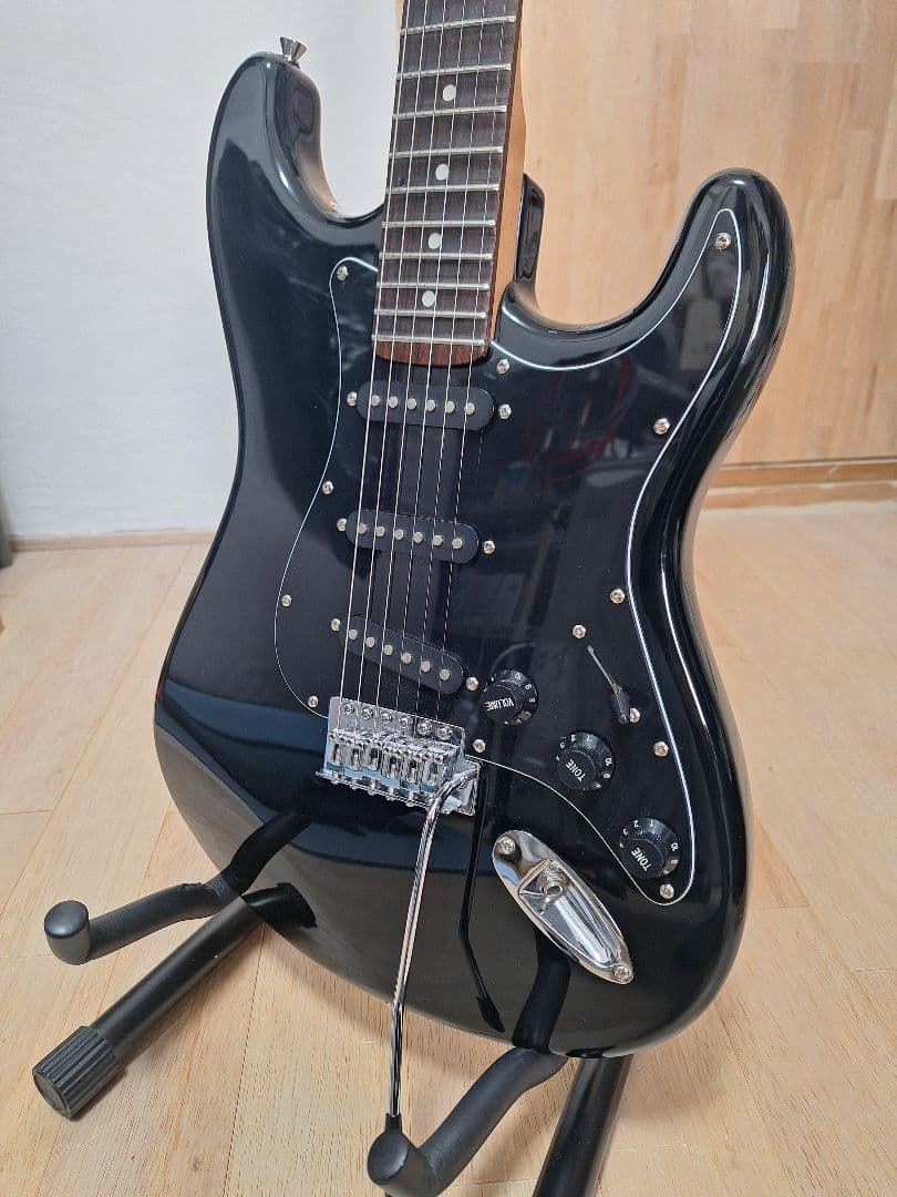 ※セルジュ※　エレキギター　ストラトキャスタータイプ　スキャロップ仕様