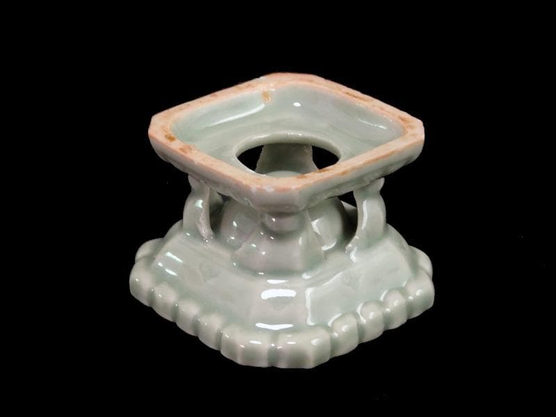 三田青磁 陽刻 花の図 盃台 C748AS-CGq