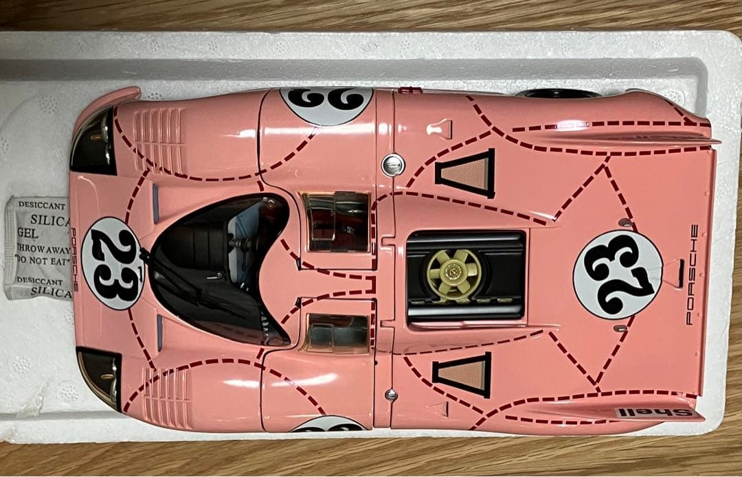週末特価　ミニチャンプス　1/18 ポルシェ　917/20 ピンクピッグ
