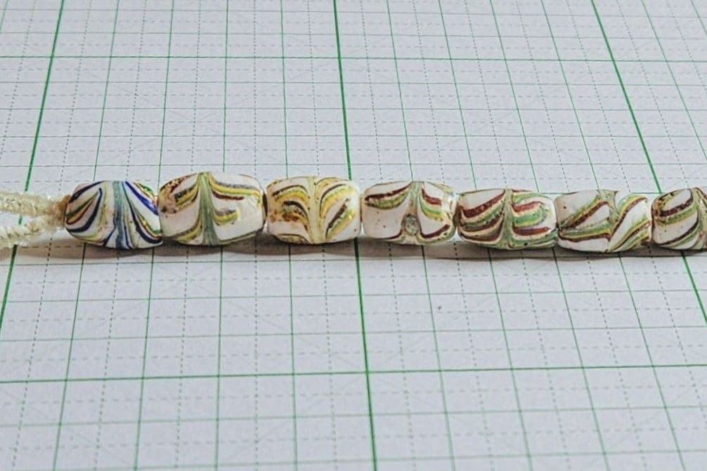 アフリカとんぼ玉 ヴィンテージ レインボーリボン 一連(12個)