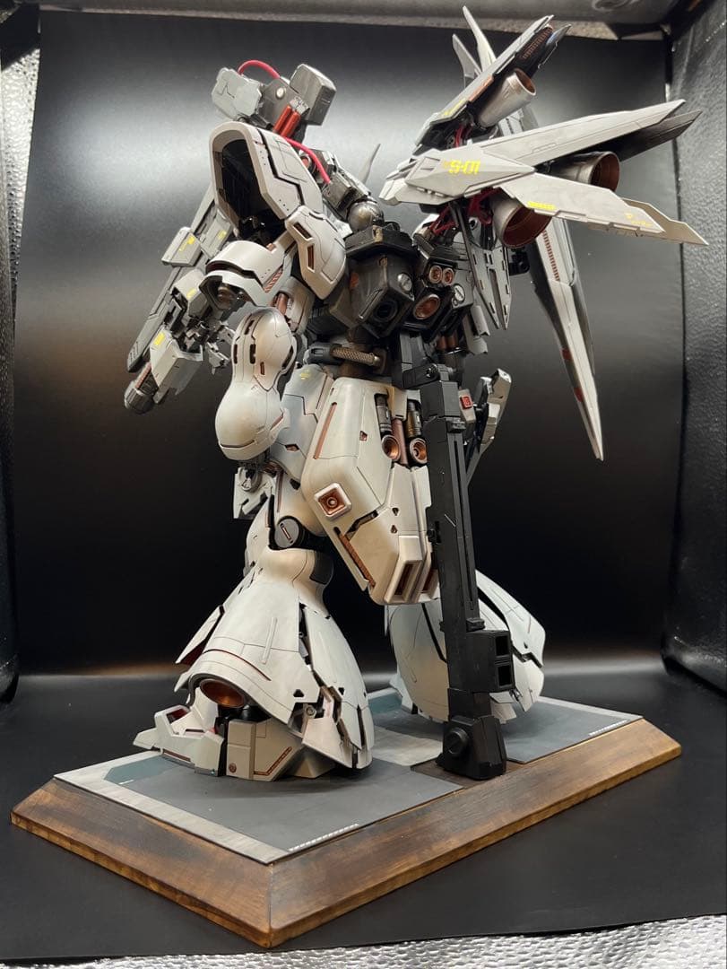 最終価格サザビー【MG・改修・完成品・台座付き】 - メルカリ