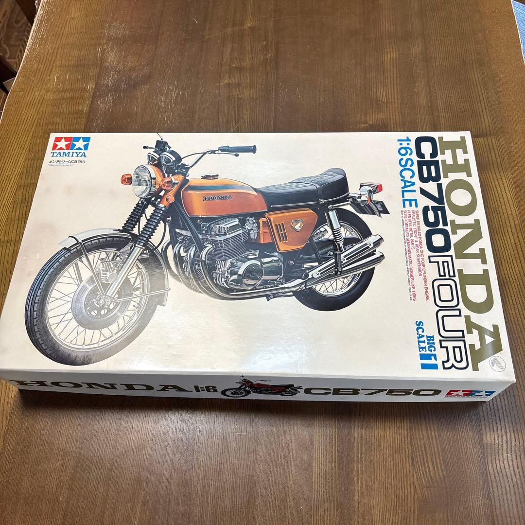 タミヤ　オートバイ　プラモデル　1/6 ホンダ　　ドリーム　CB750 FOUR Amazon | タミヤ 1/6 オートバイシリーズ No.01 ホンダ ドリーム CB750